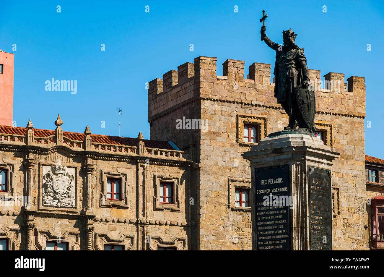 Statue en bronze du Roi Pelayo, l'arrière-plan est le baroque Palais de Revillagigedo, Cimadevilla, Gijón, Asturias, Espagne, Europe Banque D'Images