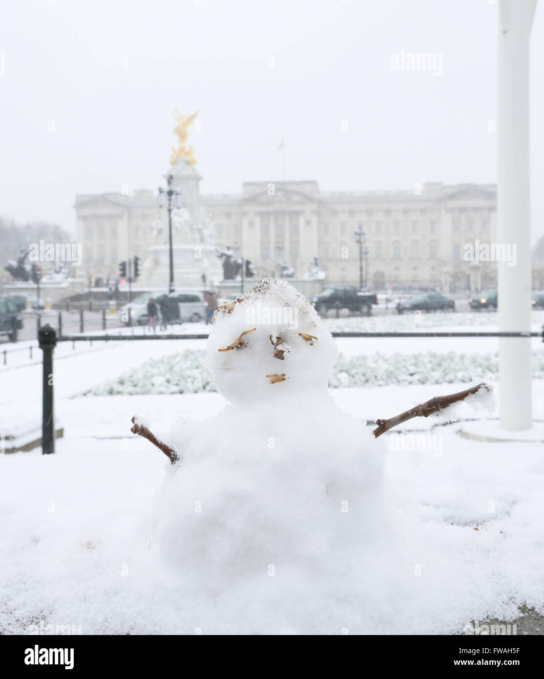 Londres résidence de Sa Majesté la Reine Elizabeth II au palais de Buckingham dans la neige, Londres, Angleterre. Banque D'Images