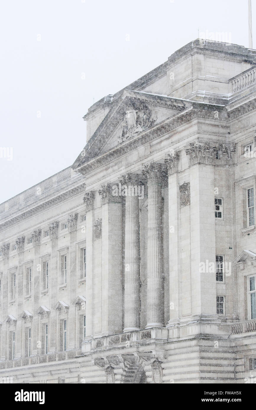 Londres résidence de Sa Majesté la Reine Elizabeth II au palais de Buckingham dans la neige, Londres, Angleterre. Banque D'Images