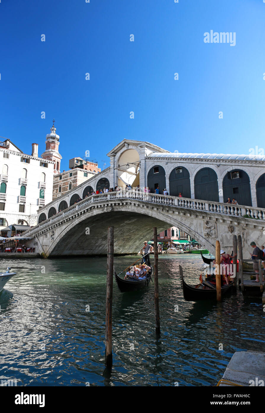 Une télécabine flotte sous le pont du Rialto - Ponte di Rialto, Venise, Italie. Attraction touristique populaire dans la ville vénitienne construite sur la mer. Banque D'Images