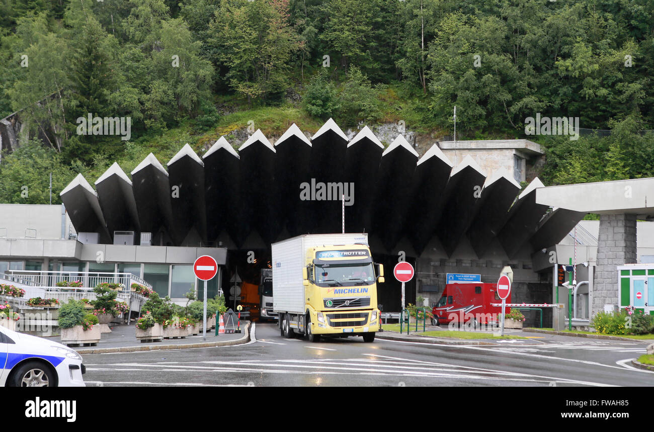 Le tunnel du Mont blanc est un tunnel autoroutier en Europe, sous la montagne du Mont blanc dans les Alpes. Il relie Chamonix, et Courmayeur, Italie. Banque D'Images