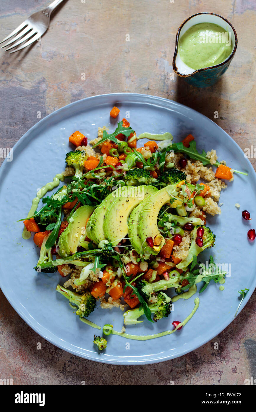 Salade végétarienne saine avec le quinoa, la courge musquée et avocat Banque D'Images
