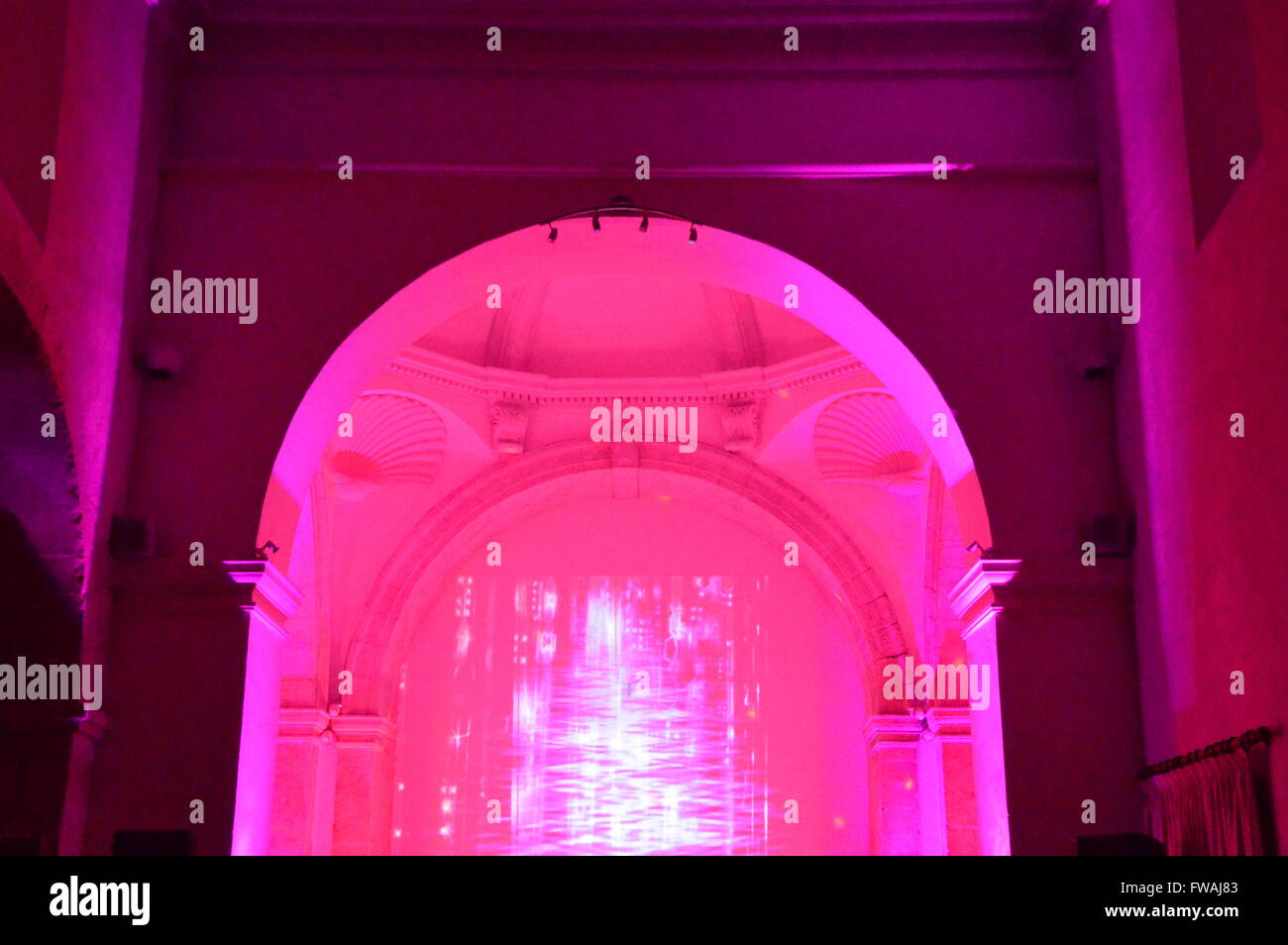 Les concerts dans une petite église Banque D'Images