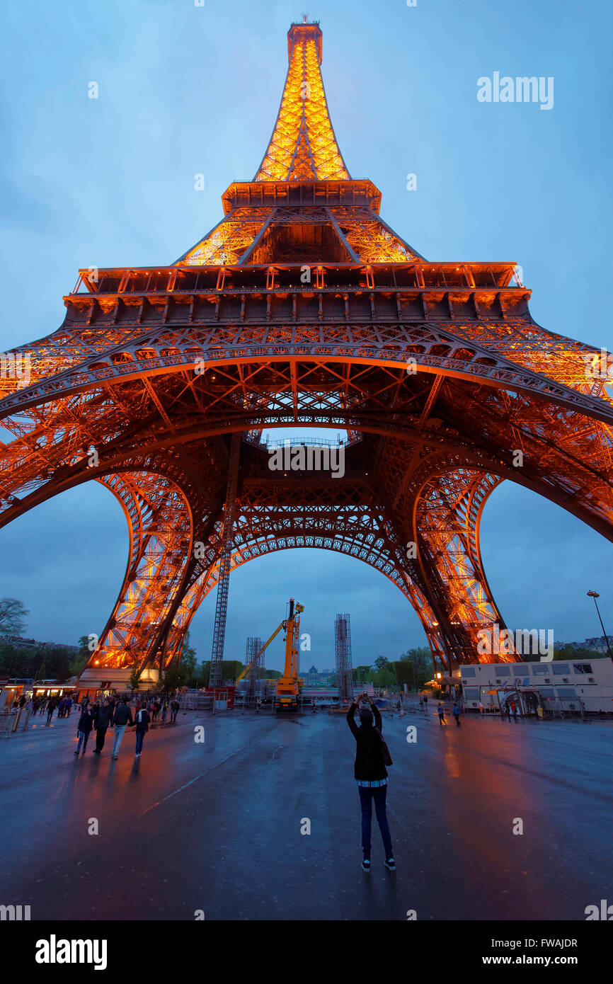 PARIS, FRANCE - 2 mai 2012 : Tour Eiffel à Paris, France, dans la soirée. La Tour Eiffel est une tour en treillis de fer sur Banque D'Images