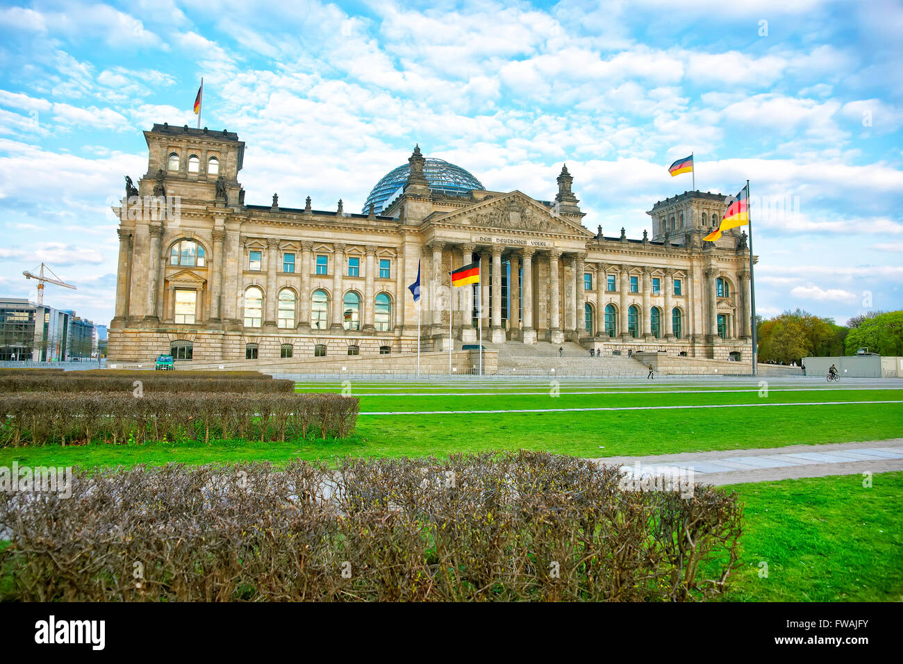 Bâtiment du Reichstag à Berlin en Allemagne. Palais du Reichstag est un bâtiment bien connu qui est placé sur la Königsplatz. Bundestag (Parlement de l'Allemagne) travaille dans le bâtiment du Reichstag. Banque D'Images Bâtiment du Reichstag à Berlin en Allemagne. Palais du Reichstag est un bâtiment bien connu qui est placé sur la Königsplatz. Bundestag (Parlement de l'Allemagne) travaille dans le bâtiment du Reichstag. Banque D'Images