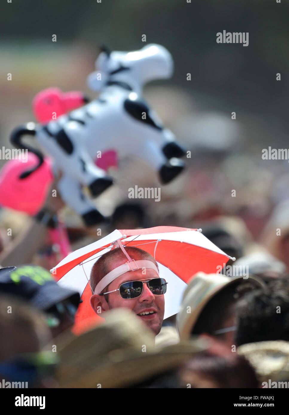 Un parapluie hat fournit de l'ombre au cours d'une année temps chaud au festival de Glastonbury 2010, UK Somerset Pilton Banque D'Images