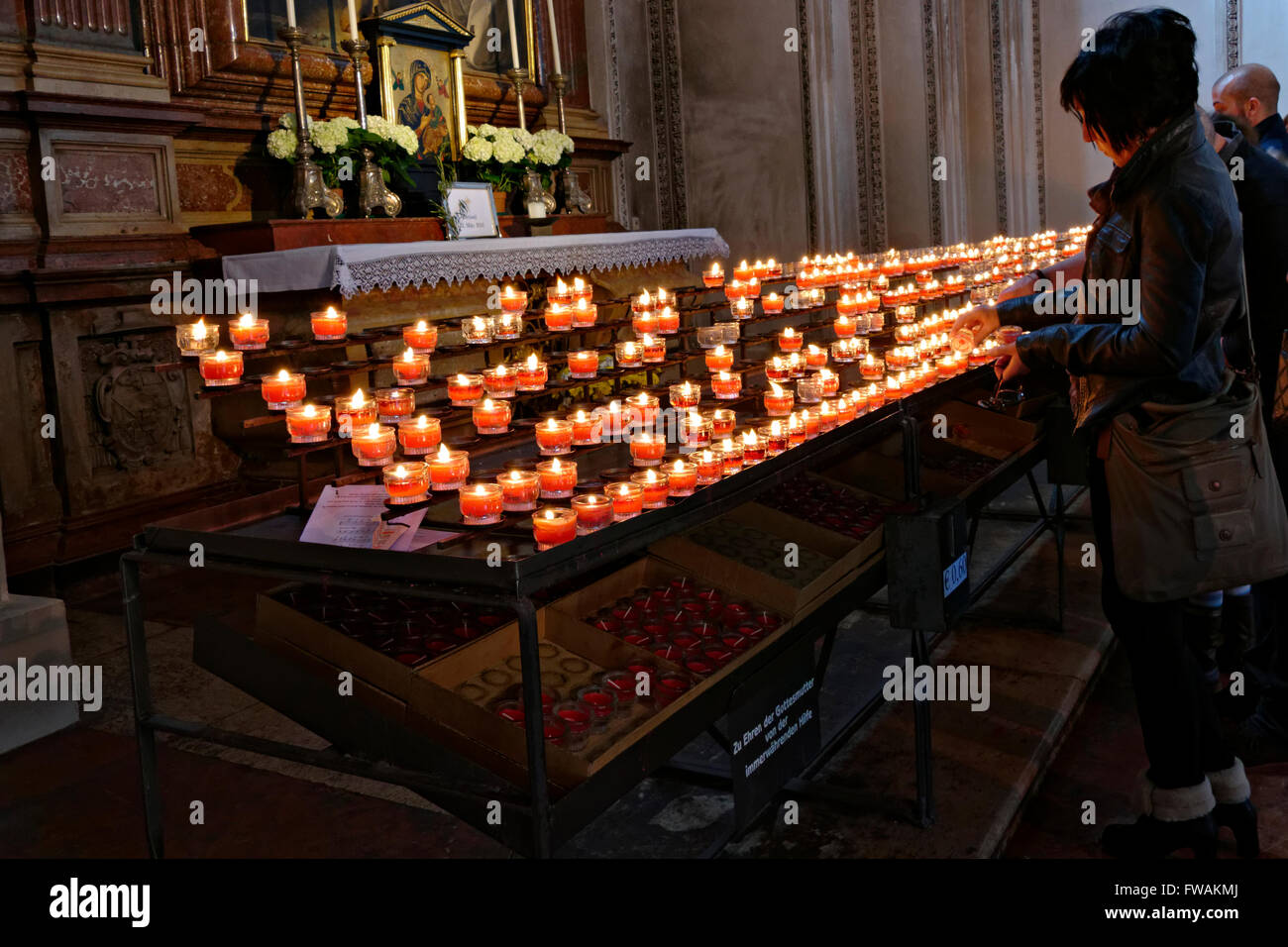 Éclairage femme bougies votives dans la cathédrale de Salzbourg, Salzbourg, Salzbourg, Autriche, Europe de l'État Banque D'Images