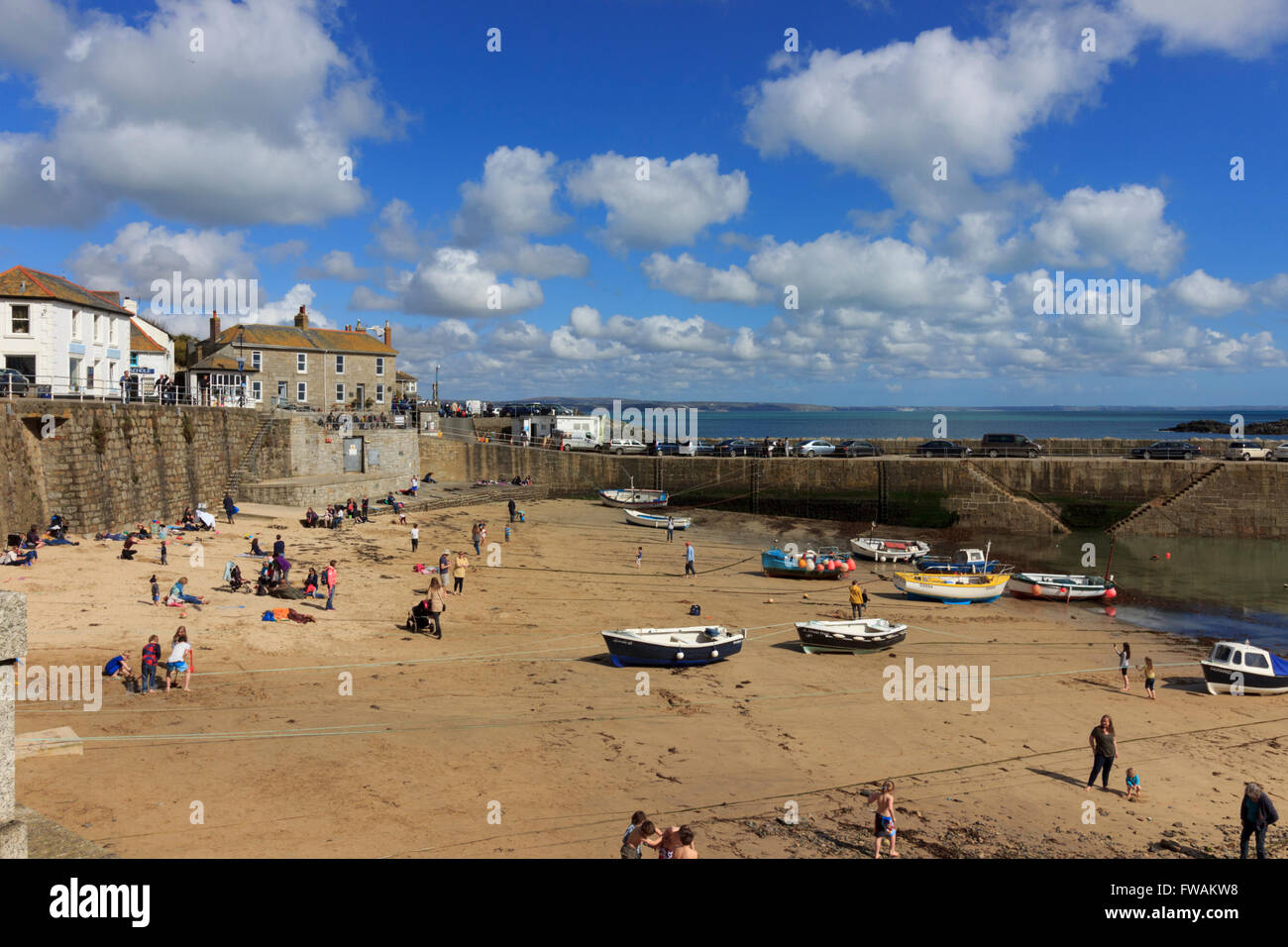 Mousehole, Cornwall, UK port et plage avec les bateaux de pêche tiré vers le haut sur le Strand Banque D'Images Mousehole, Cornwall, UK port et plage avec les bateaux de pêche tiré vers le haut sur le Strand Banque D'Images