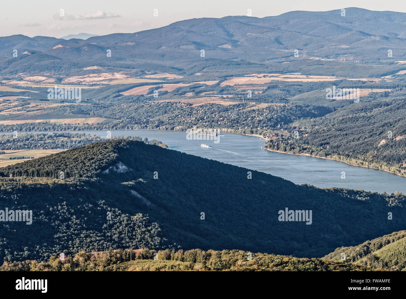 Une vue panoramique sur la courbe du Danube depuis le sommet de Dobogoko Banque D'Images