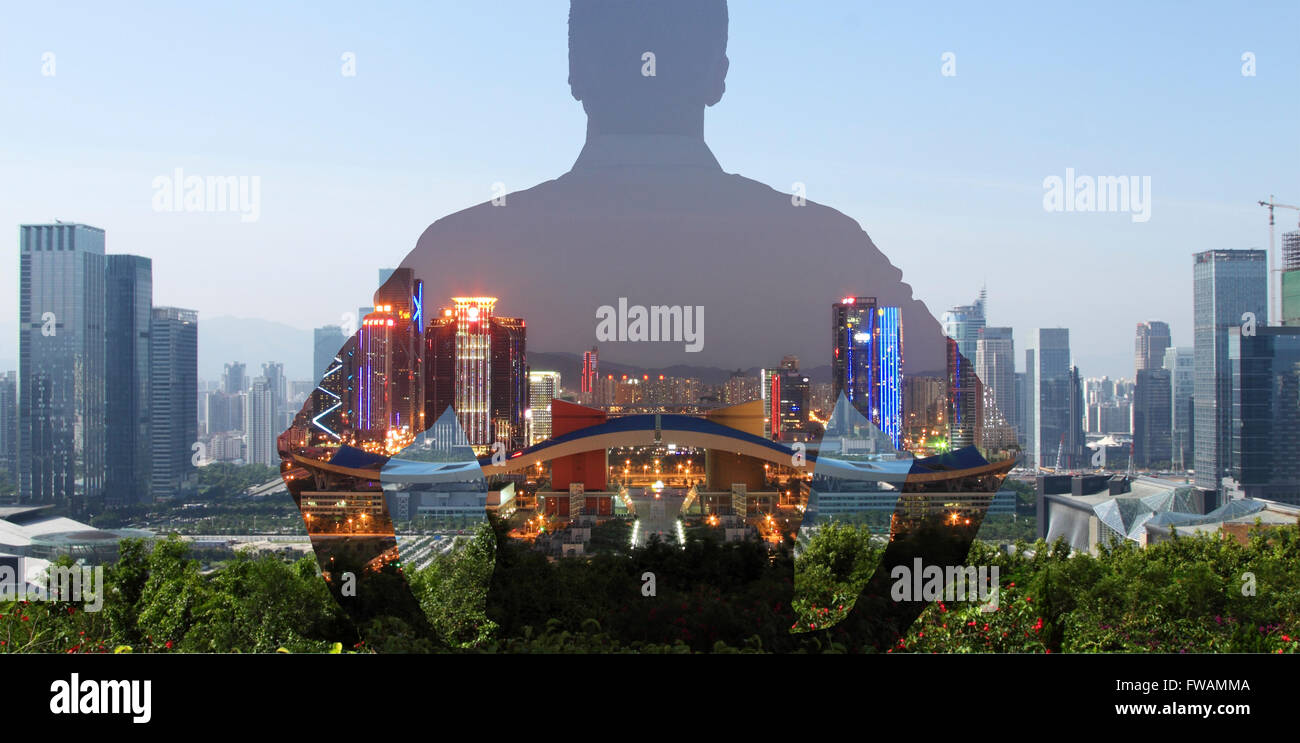 Silhouette d'un homme superposée à une vue panoramique de la ville moderne. Banque D'Images