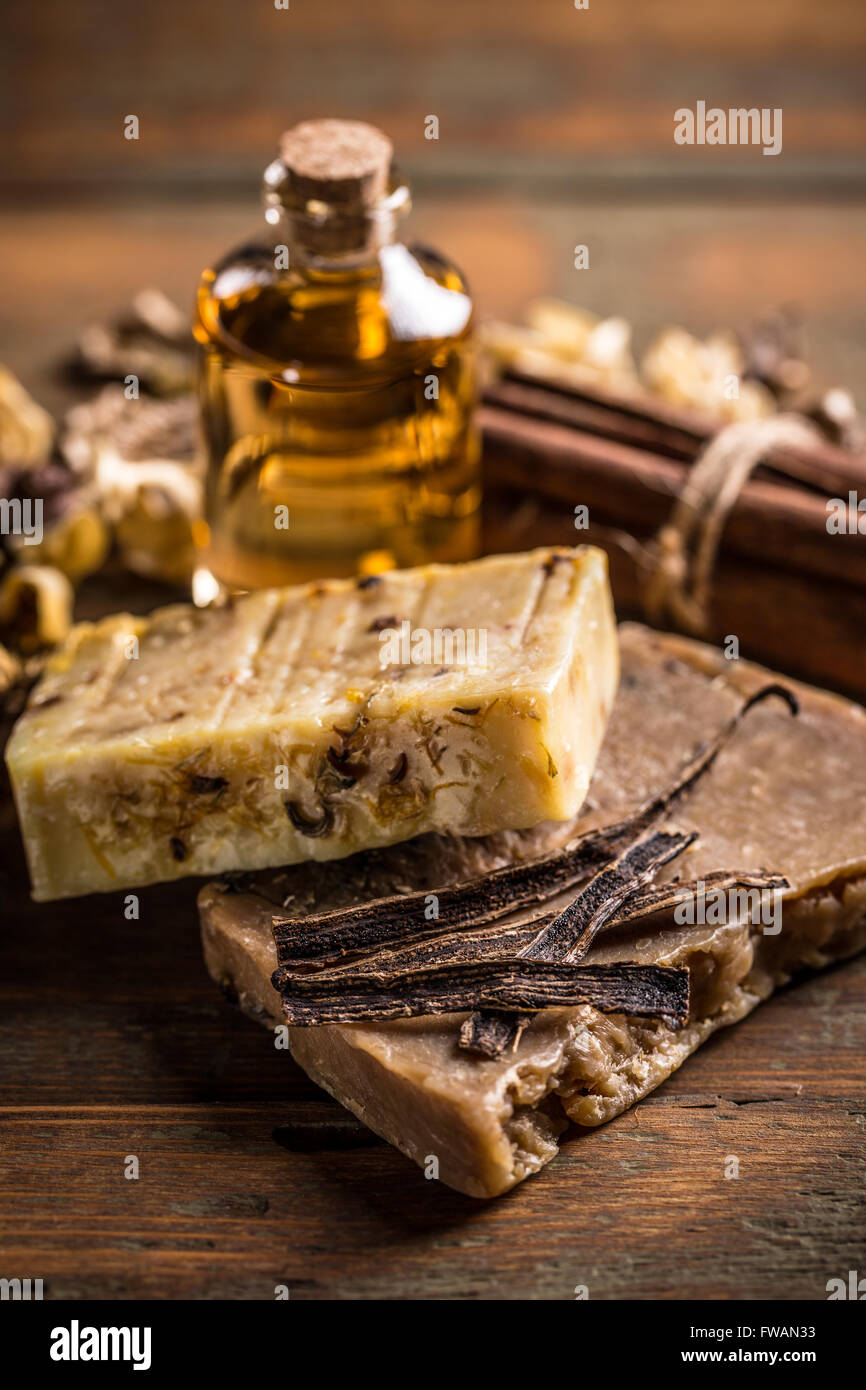 Savon artisanal vanille sur planche de bois rustique Banque D'Images