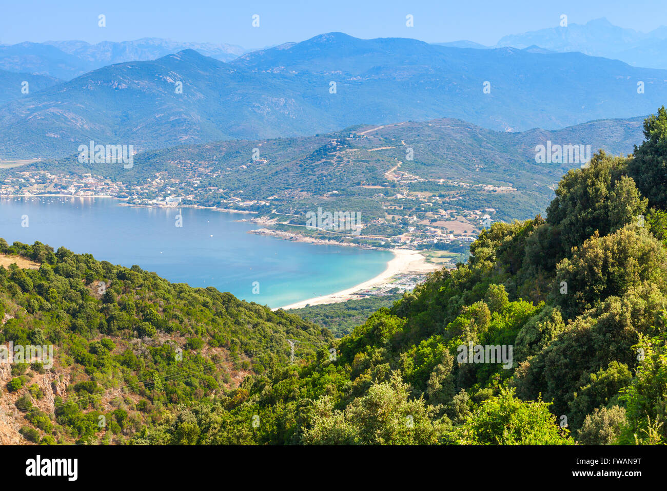 Paysage côtier d'été de l'île de Corse. Piana Région, France Banque D'Images