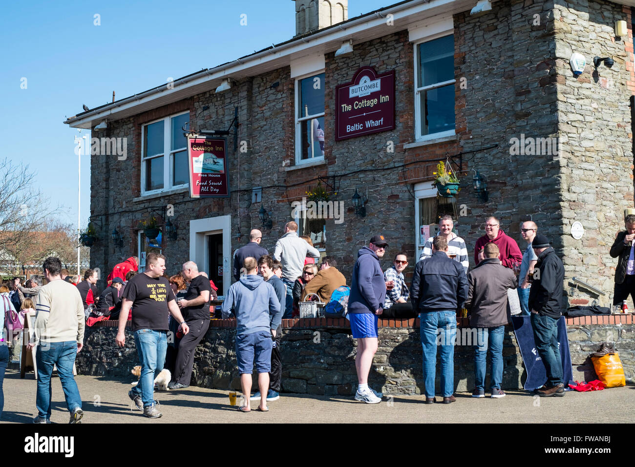 Une marche dans le port de Bristol England UK Le Cottage Inn Pub Quai Baltique Banque D'Images