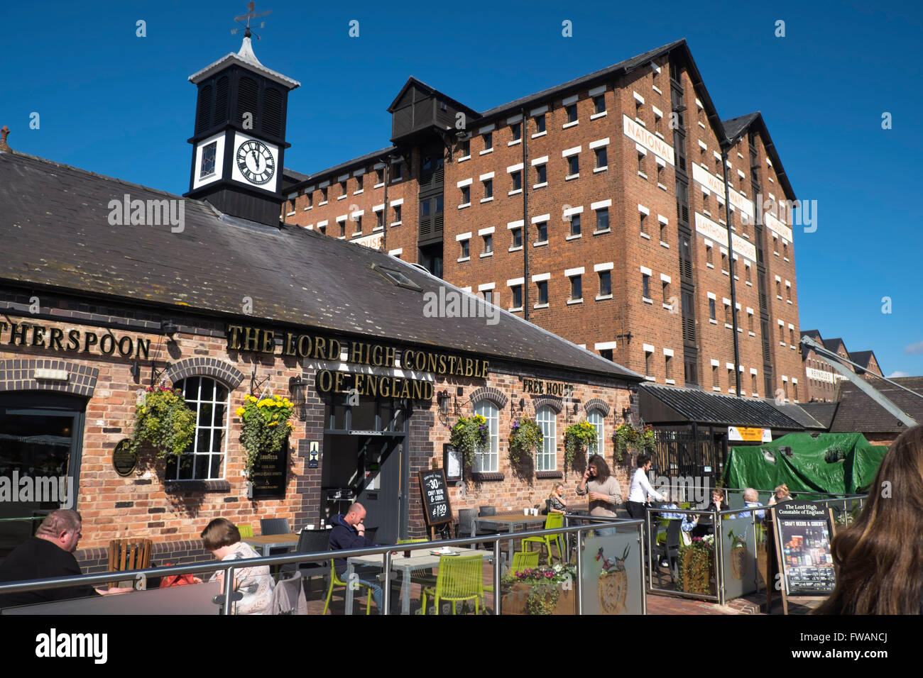 Gloucester Gloucestershire England UK Weatherspoon's pub Gloucester Harbor Banque D'Images