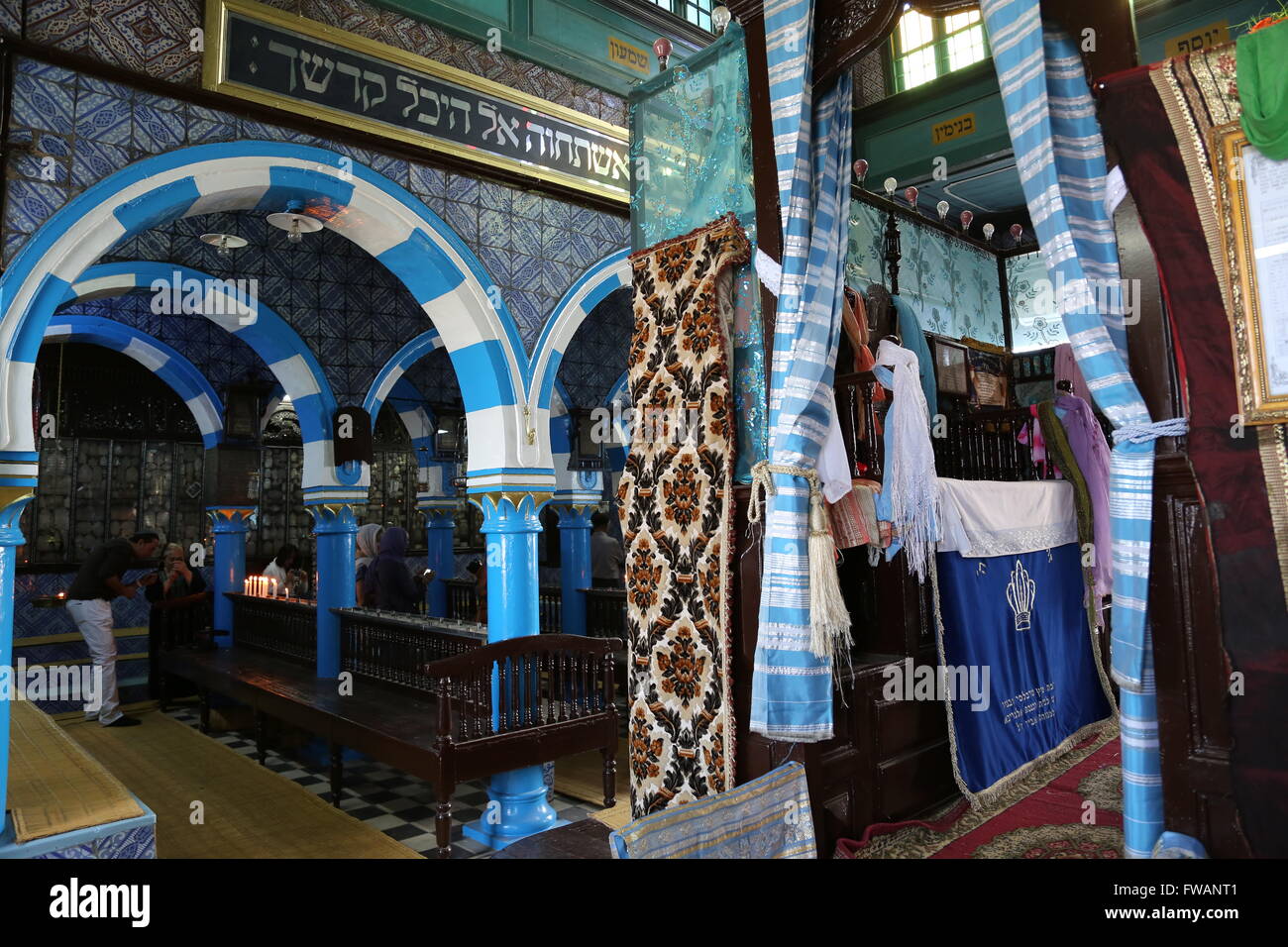 Tunisie : Pèlerinage à la Ghriba, Synagogue - 16/05/2014 - Tunisie / Djerba / Djerba - salle de prière de la synagogue. Tous les Banque D'Images