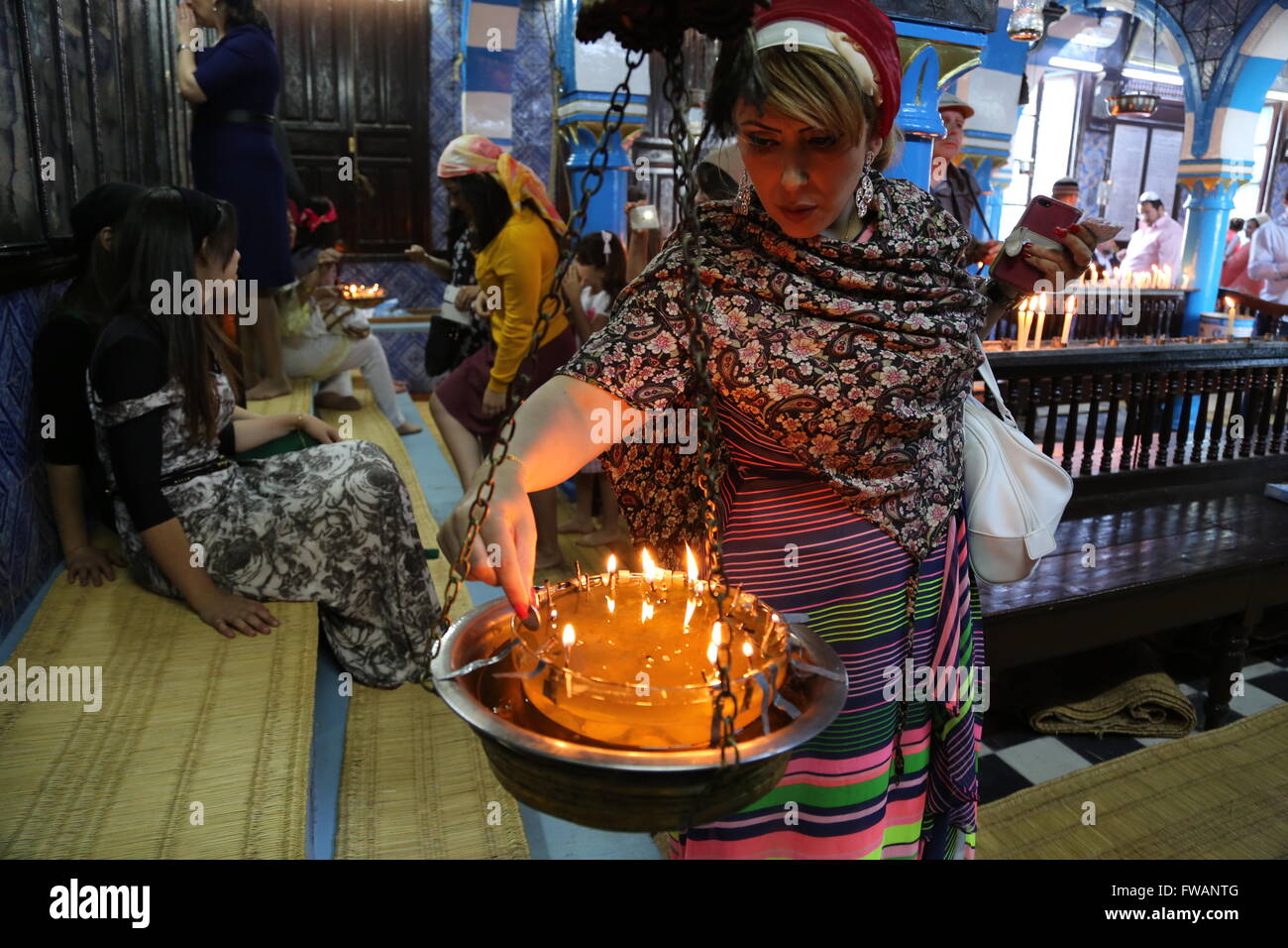 Tunisie Pelerinage A La Ghriba Synagogue 16 05 14 Tunisie Djerba Djerba Femme Rituellement Deposer Une Piece Dans Photo Stock Alamy
