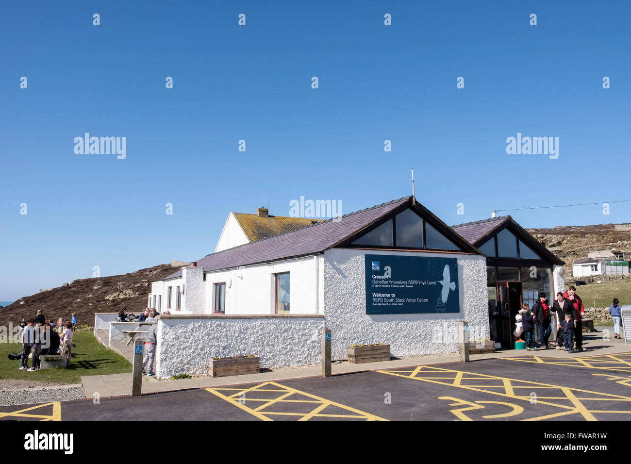 South Stack RSPB Visitor Centre boutique et Café avec des places handicapés à l'extérieur. L'Île saint Isle of Anglesey au nord du Pays de Galles UK Banque D'Images