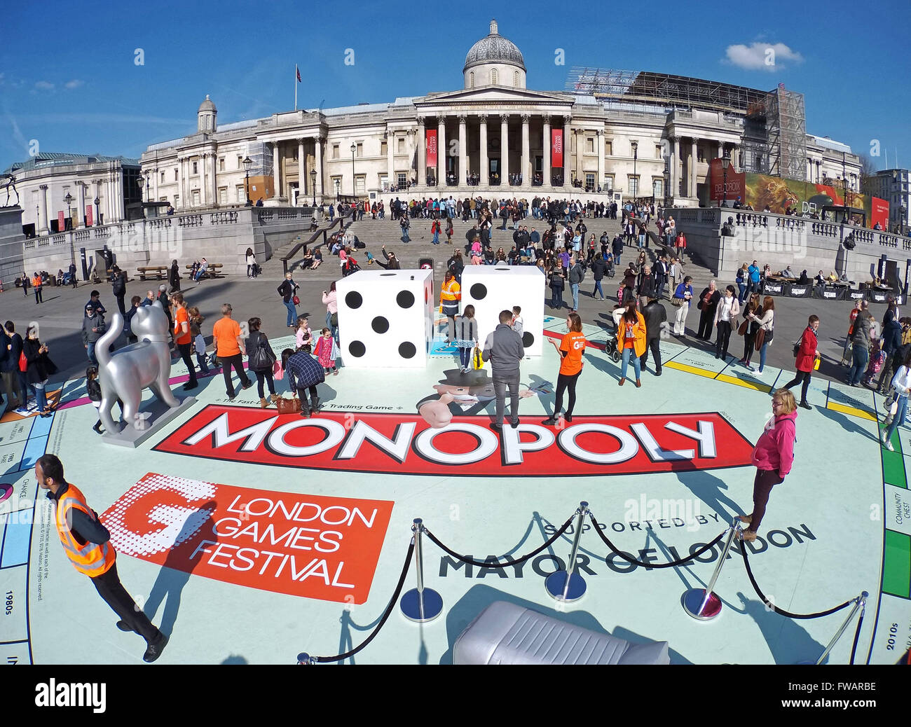 Londres, Royaume-Uni. Le 02 avril 2016. Monopoly géant pour le Festival des Jeux de Londres en Trafalagar Square, London Crédit : Paul Brown/Alamy Live News Banque D'Images