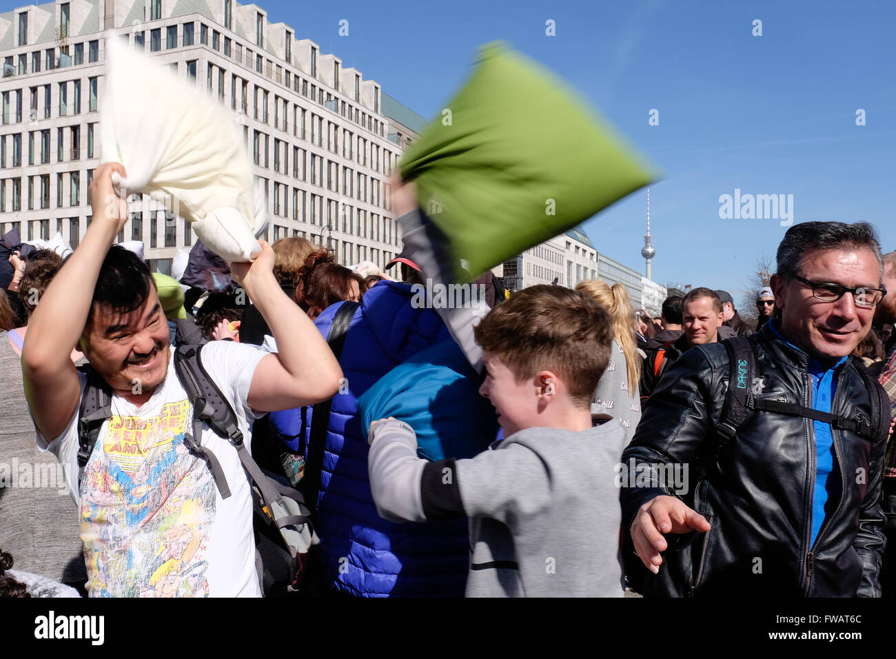 Berlin. Allemagne, 2 avril 2016. Les foules se rassemblent à la Brandenburger Tor pour l'International Pillow Fight Day. Les plumes volaient comme des gens fouettés mutuellement avec oreillers et coussins qui se désagrègent dans la Pariser Platz en face de la Brandenburger Tor. Eden Breitz/Alamy Live News Banque D'Images