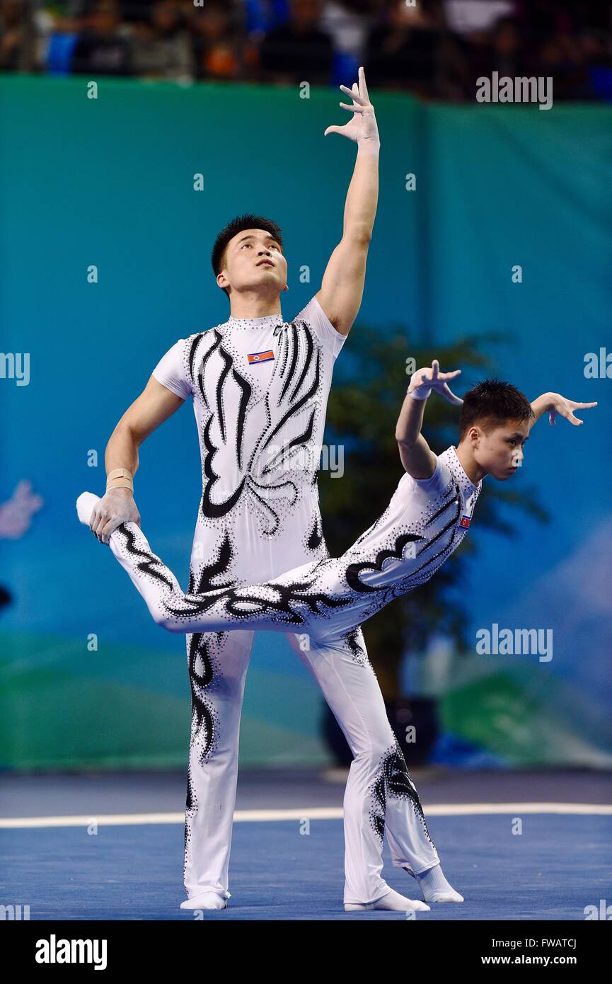Fujian province de Fujian, Chine. 2ème apr 2016. L'ONU Kim Hak (R) et Ri Chol Jun de la République populaire démocratique de Corée (RPDC) en compétition lors de la finale du double de la 25e Championnats du Monde de Gymnastique acrobatique à Putian, Fujian Province du sud-est de la Chine, le 2 avril 2016. Kim et ri a remporté la troisième place avec 27,770 points. Credit : Jiang Kehong/Xinhua/Alamy Live News Banque D'Images