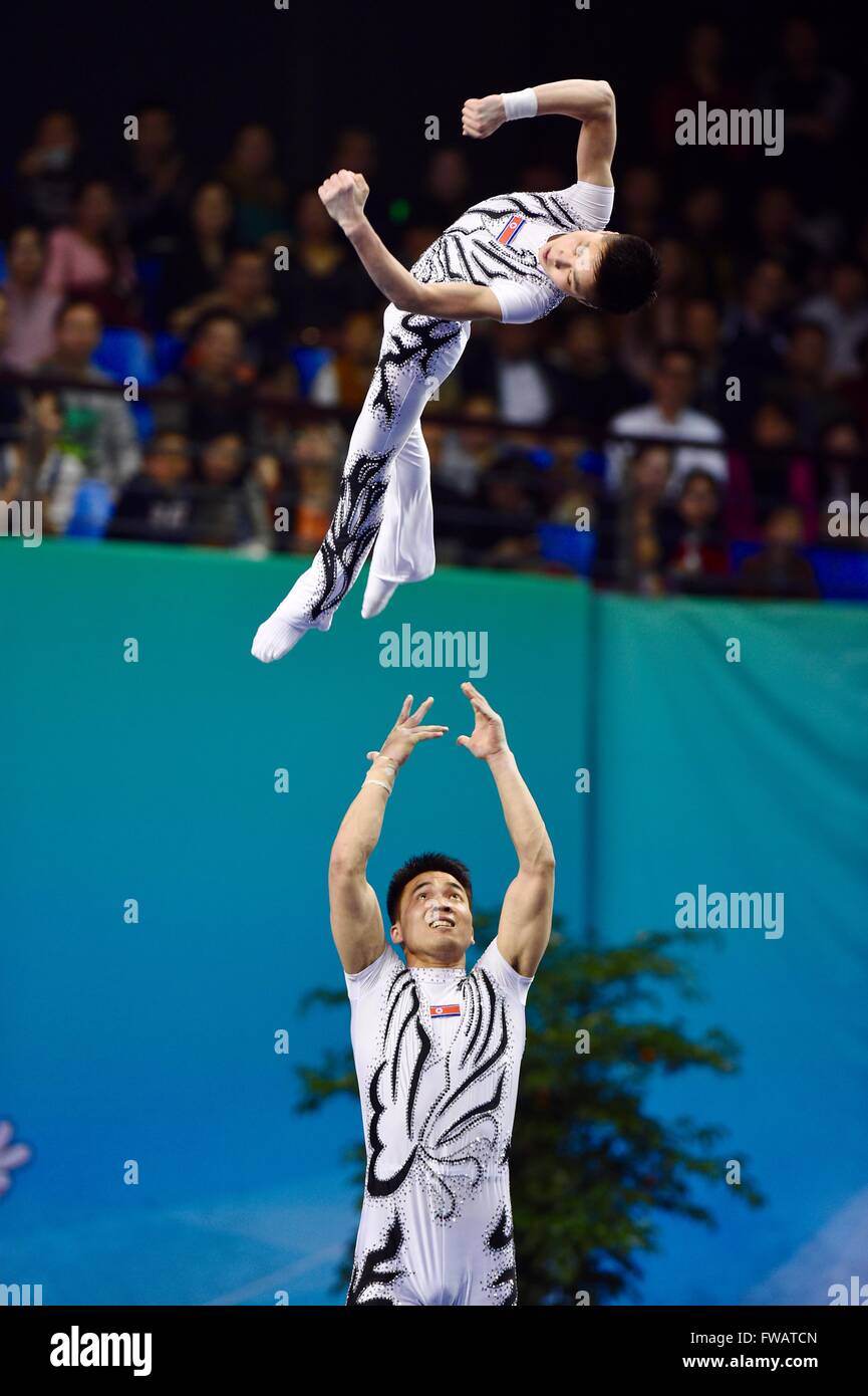 Fujian province de Fujian, Chine. 2ème apr 2016. L'ONU Kim Hak (haut) et Ri Chol Jun de la République populaire démocratique de Corée (RPDC) en compétition lors de la finale du double de la 25e Championnats du Monde de Gymnastique acrobatique à Putian, Fujian Province du sud-est de la Chine, le 2 avril 2016. Kim et ri a remporté la troisième place avec 27,770 points. Credit : Jiang Kehong/Xinhua/Alamy Live News Banque D'Images