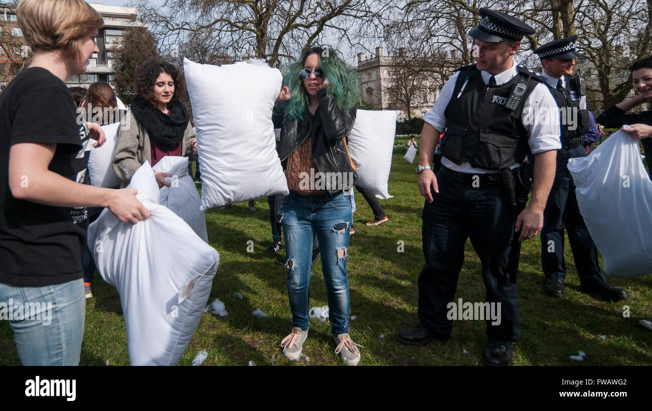 Londres, Royaume-Uni. 2 avril 2016. Les policiers sont aussi présents en tant que participants prennent part à une guerre d'oreillers dans Green Park dans le cadre de la Journée internationale de lutte contre l'Oreiller. Initialement prévue à Trafalgar Square, l'événement a eu lieu dans l'un des quartiers les parcs royaux, les divertir un grand nombre des touristes de passage. Crédit : Stephen Chung / Alamy Live News Banque D'Images