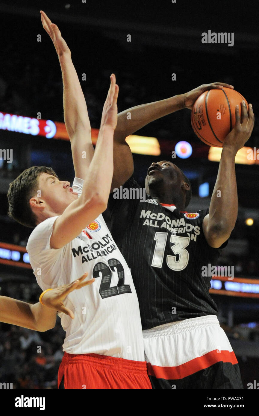 30 mars 2016 : McDonald's All American est pf Bam Adebayo (13) va jusqu'à un tir contre McDonald's All American West pf TJ feuille (22) au cours de la 2016 McDonald's Boys tous les jeu américain à l'United Center de Chicago, IL. Patrick Gorski/CSM Banque D'Images