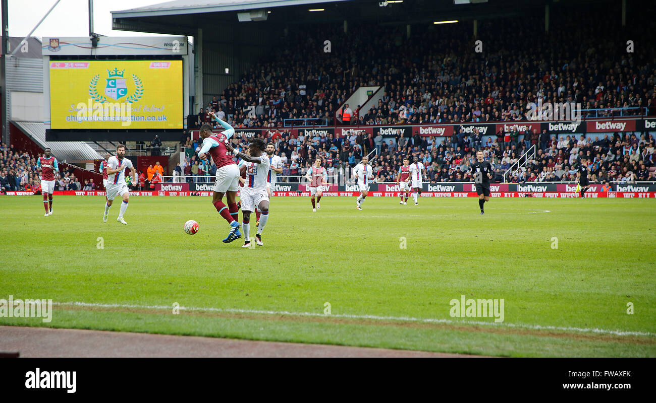 2 avril 2016 - Londres, Angleterre, Royaume-Uni - Diafra Sakho et Pape SouarŽ à West Ham v Crystal Palace à Upton Park, Londres Banque D'Images