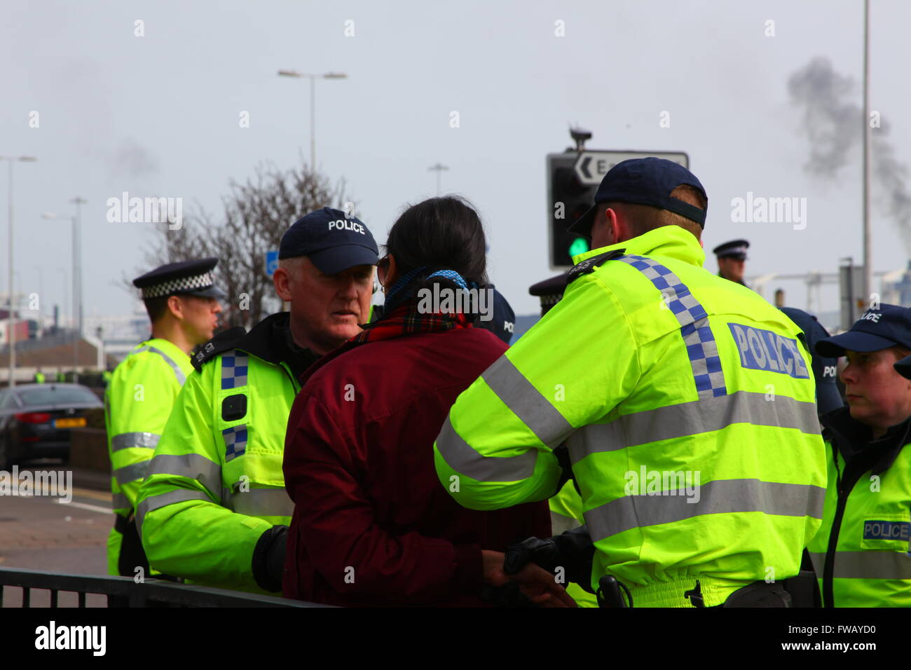Dover, Kent, UK. 2 avril, 2016. Un manifestant fasciste est arrêté le front de mer de Douvres. Des groupes antifascistes, y compris Londres Anti-Fascists, Kent (le réseau) et UNITE KARN contre le fascisme (UAF), prendre la rue de Douvres à contrer la démonstration d'une unité à l'extrême droite à travers le centre-ville de mars dirigée par le groupe d'extrême droite sud-est de l'Alliance, qui comprend le Front National (FN) et Ligue de défense anglaise (EDL). Penelope Barritt/Alamy Live News Banque D'Images