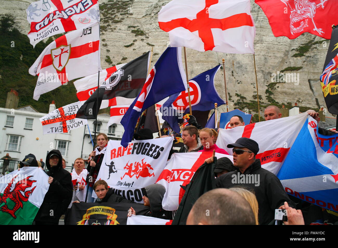 Dover, Kent, UK. 2 avril, 2016. L'unité du groupe de droite sur mars Dover front de mer. Des groupes antifascistes, y compris Londres Anti-Fascists, Kent (le réseau) et UNITE KARN contre le fascisme (UAF), prendre la rue de Douvres à contrer la démonstration d'une unité à l'extrême droite à travers le centre-ville de mars dirigée par le groupe d'extrême droite sud-est de l'Alliance, qui comprend le Front National (FN) et Ligue de défense anglaise (EDL). Penelope Barritt/Alamy Live News Banque D'Images