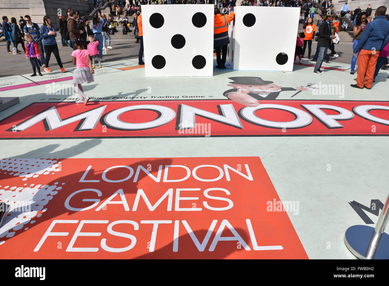 Trafalgar Square, Londres, Royaume-Uni. Le 02 avril 2016. Monopoly géant à Trafalgar Square dans le cadre du Festival des Jeux de Londres Banque D'Images