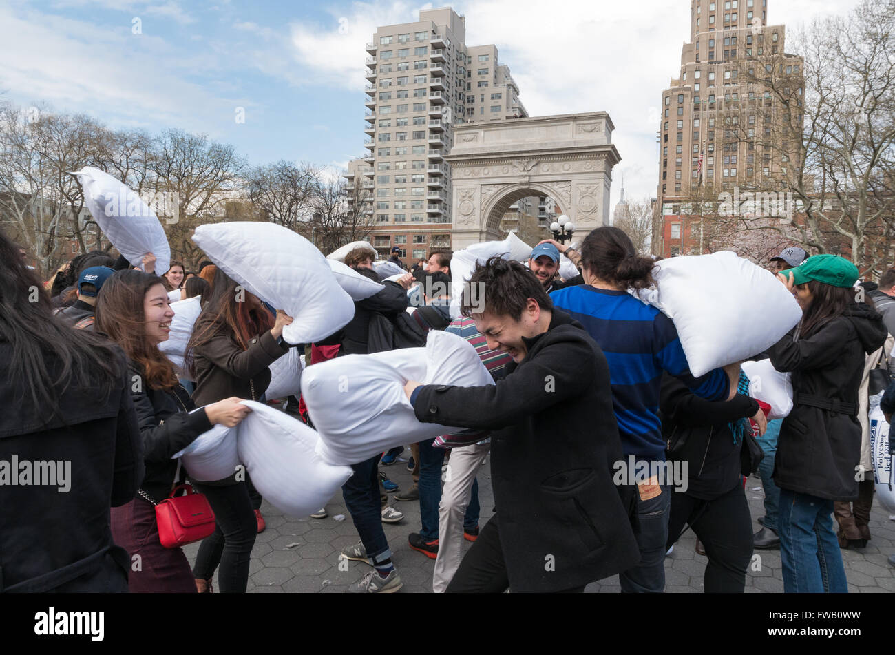 Des foules de jeunes qui participent à la plus grande guerre d'oreillers flash mob à Washington Square Park, New York. Banque D'Images