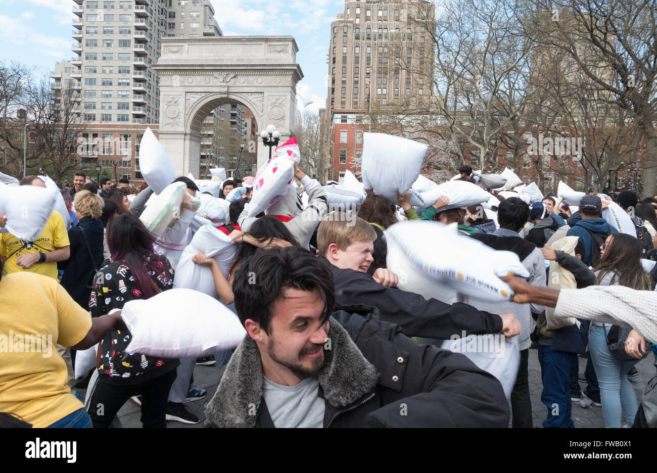 Des foules de jeunes qui participent à la plus grande guerre d'oreillers flash mob à Washington Square Park, New York. Banque D'Images