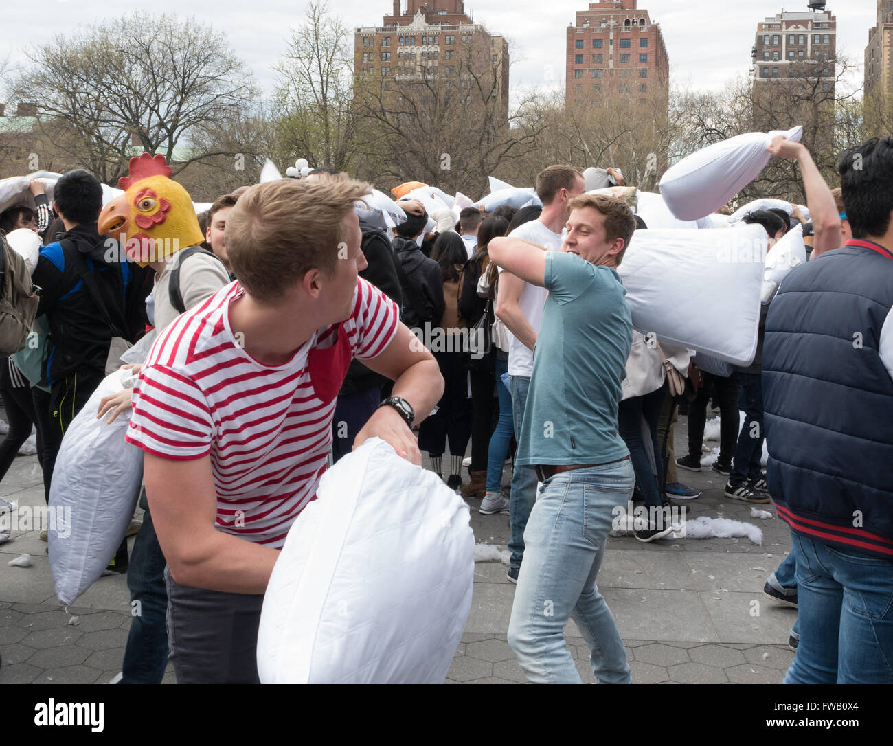 Les jeunes hommes / adolescents ayant un oreiller lutte à Washington Square Park dans les mondes plus grand pillow fight flash mob, New York. Banque D'Images