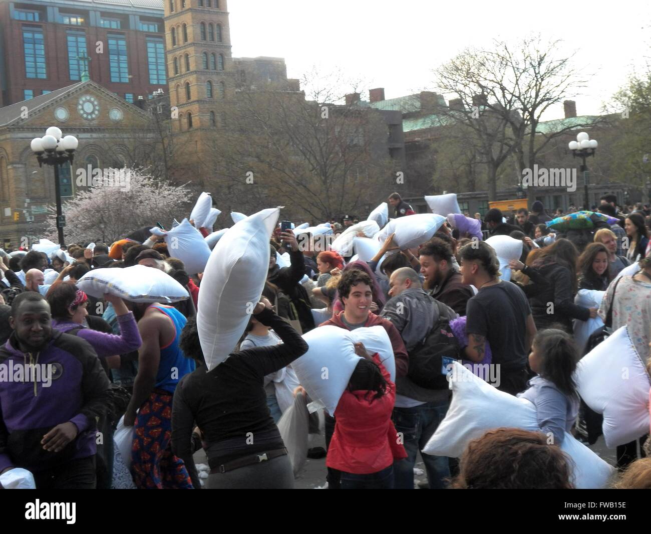 New York, USA. 09Th apr 2016. Une fois par année en avril, les personnes dans la ville de New York s'emparent de leurs plus essentiel et somnifères fluffiest et chef de l'International Pillow Fight Day : cette année 2016 il était à Washington Square Park. Pillow Fight Day : International fournit une occasion pour les habitants bombardent un étranger ou un ami avec plusieurs coups d'oreillers Crédit : Mark Apollo/Alamy Live News Banque D'Images