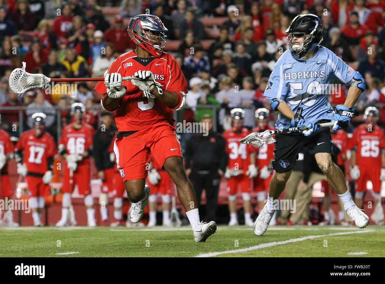 Piscataway, NJ, USA. 2ème apr 2016. Tchad Toliver (3) a l'air d'adopter au cours d'une partie de crosse NCAA entre les Blue Jays et Johns Hopkins le Rutgers Scarlet Knights à High Point Solutions Stadium à Piscataway, New Jersey, Rutgers défait 16-9 de l'Université Johns Hopkins. Mike Langish/Cal Sport Media. © csm/Alamy Live News Banque D'Images