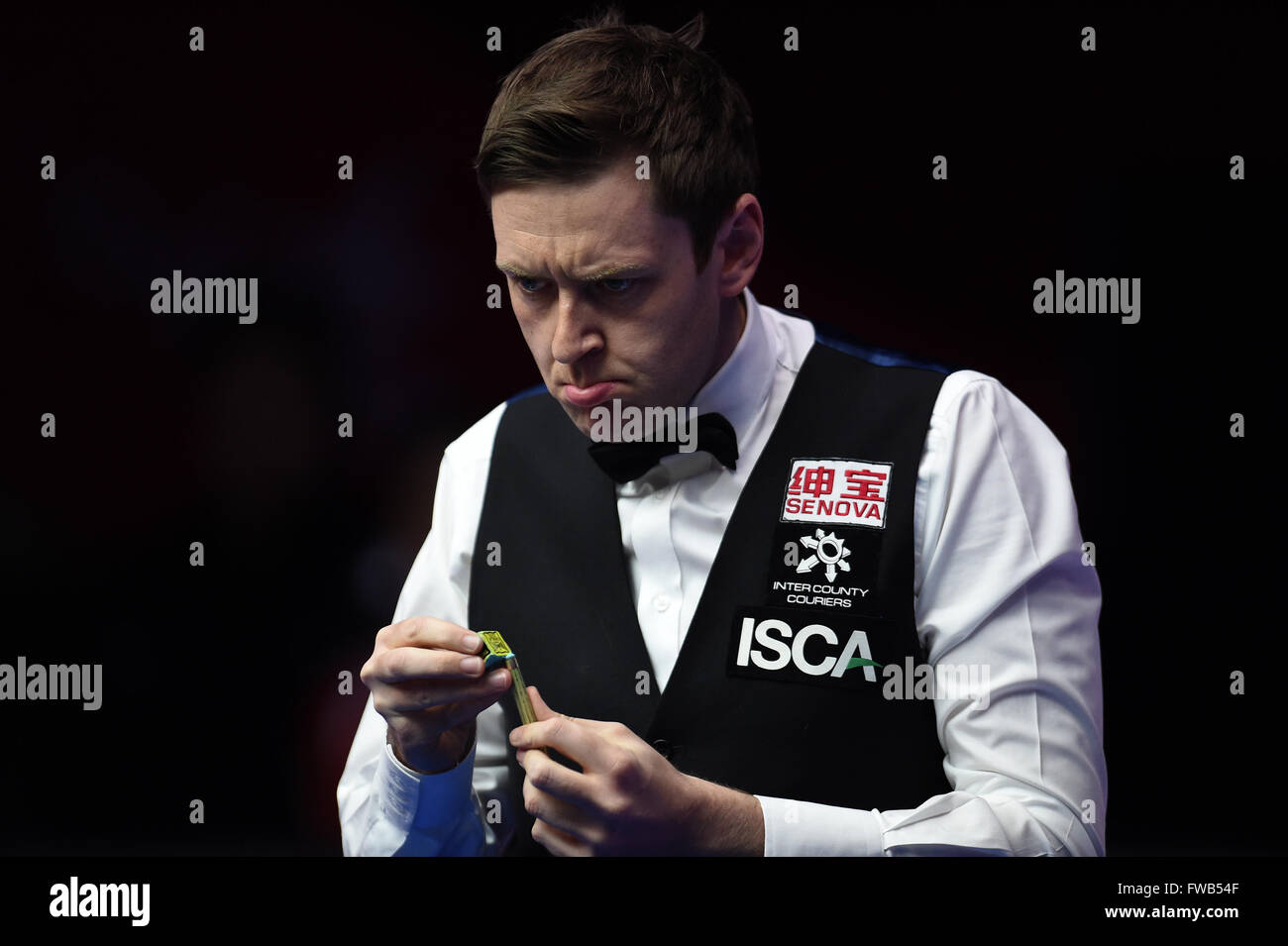 Beijing, Chine. 3ème apr 2016. Comeptes Ricky Walden d'Angleterre lors de la finale de l'Open de Chine de Snooker 2016 World tournoi contre son compatriote Judd Trump à Beijing, capitale de Chine, le 3 avril 2016. Credit : Jia Yuchen/Xinhua/Alamy Live News Banque D'Images