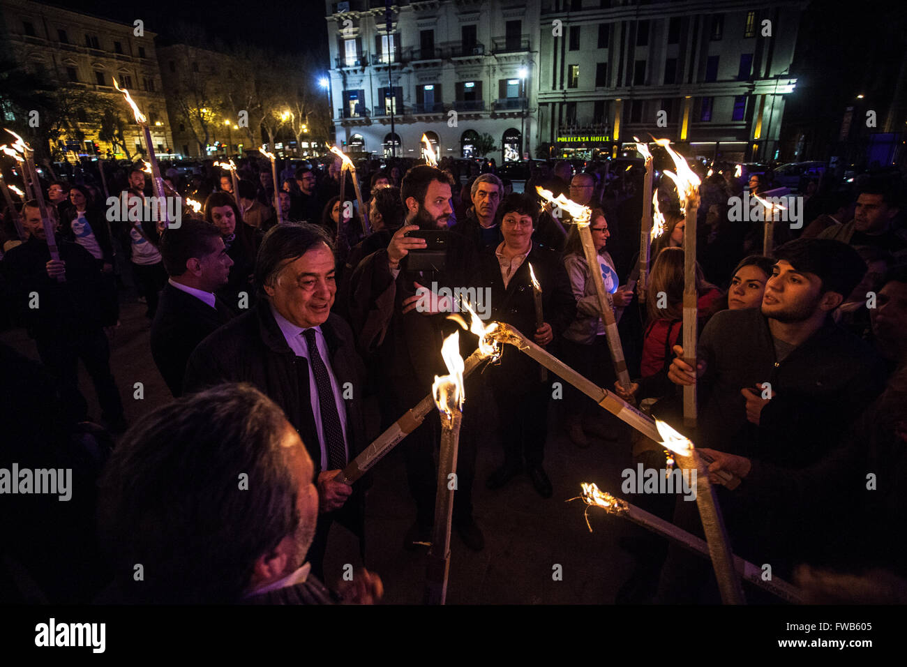 Palerme, Italie. 09Th apr 2016. Les Italiens se sont réunis à la chandelle à Palerme pour faire preuve de solidarité pour la Journée mondiale de sensibilisation à l'autisme. Les participants tenaient de grands flambeaux tandis que le théâtre Politeama a été baigné dans le cadre de l'événement marque la lumière bleue. L'événement a marqué le neuvième Journée mondiale de sensibilisation à l'autisme après qu'il a été établi par les Nations Unies en 2007. © Antonio Melita/Pacific Press/Alamy Live News Banque D'Images