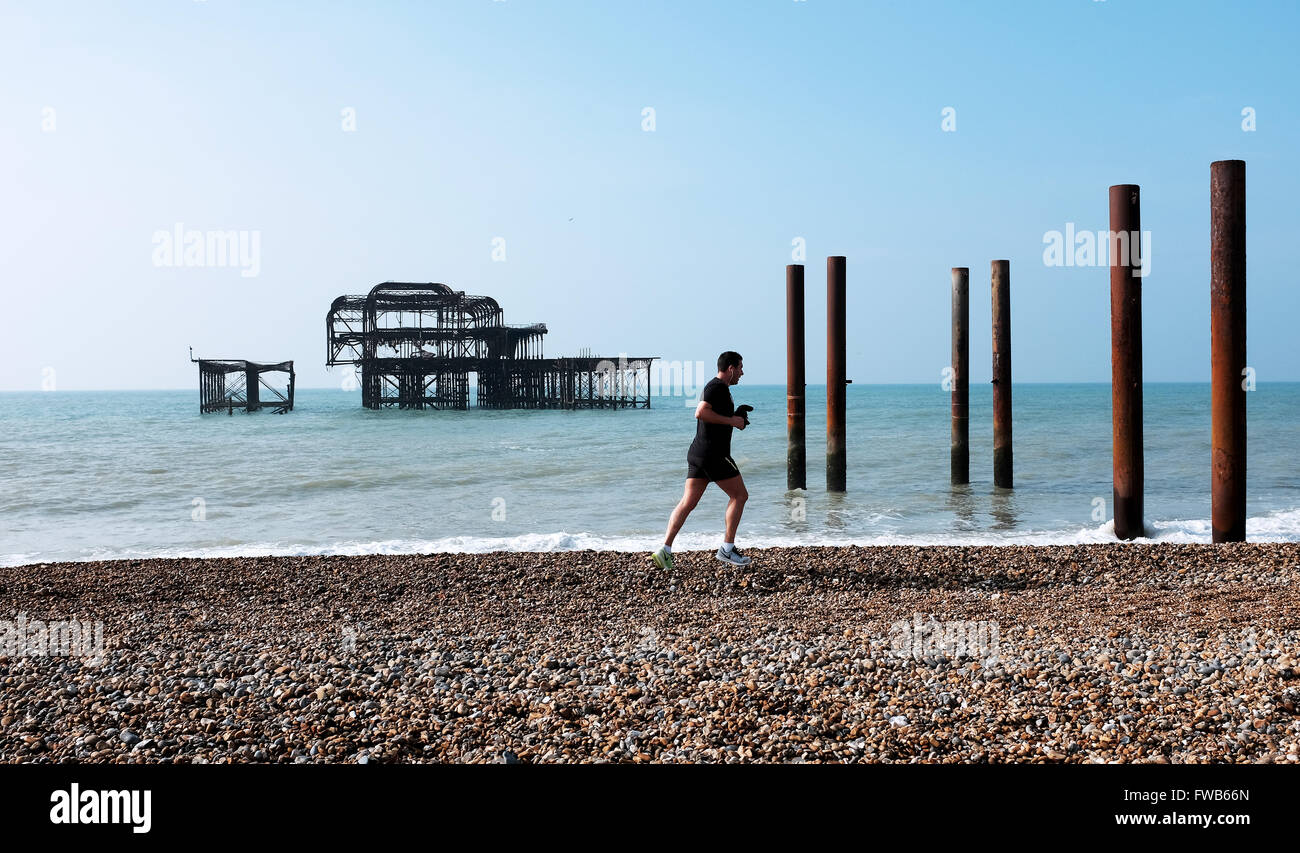 Brighton, UK. 3 avril, 2016. Un coureur passe par le West Pier tôt ce matin dans le temps chaud et ensoleillé sur le front de mer de Brighton avec des températures dans certaines régions de la Grande-Bretagne devrait atteindre le haut de l'adolescence de centigrade . Des centaines de coureurs peut être vu s'entraînant régulièrement sur le front alors qu'ils se préparent pour le prochain Marathon de Brighton le 17 avril Crédit : Simon Dack/Alamy Live News Banque D'Images