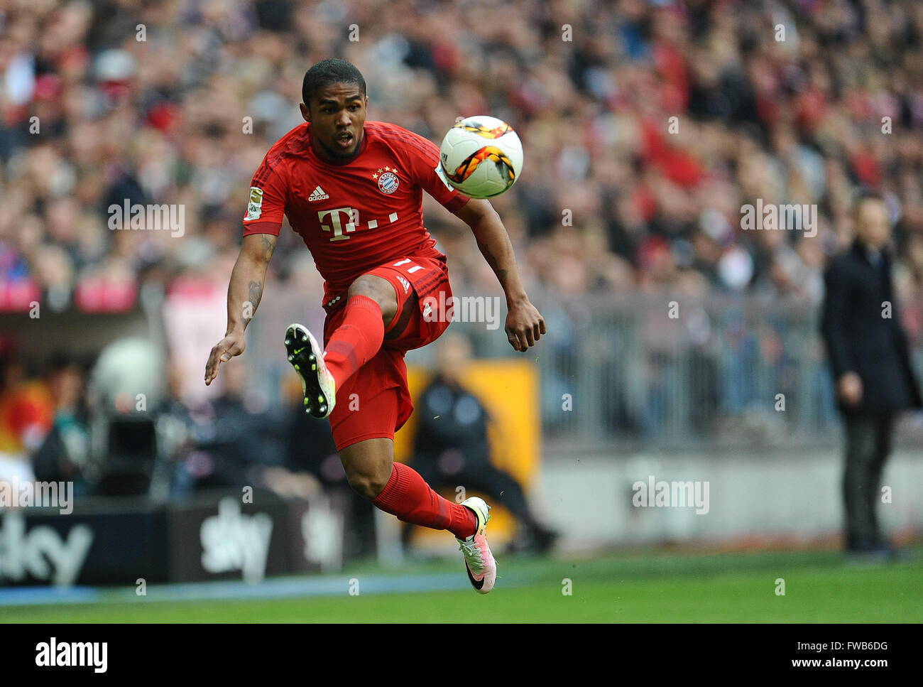 Munich, Douglas Costa en action au cours de la Bundesliga match de foot entre FC Bayern Munich et de l'Eintracht Francfort à l'Allianz Arena de Munich, Allemagne, 2 avril 2016. Photo : Andreas Gebert/DPA - AUCUN FIL SERVICE - Banque D'Images