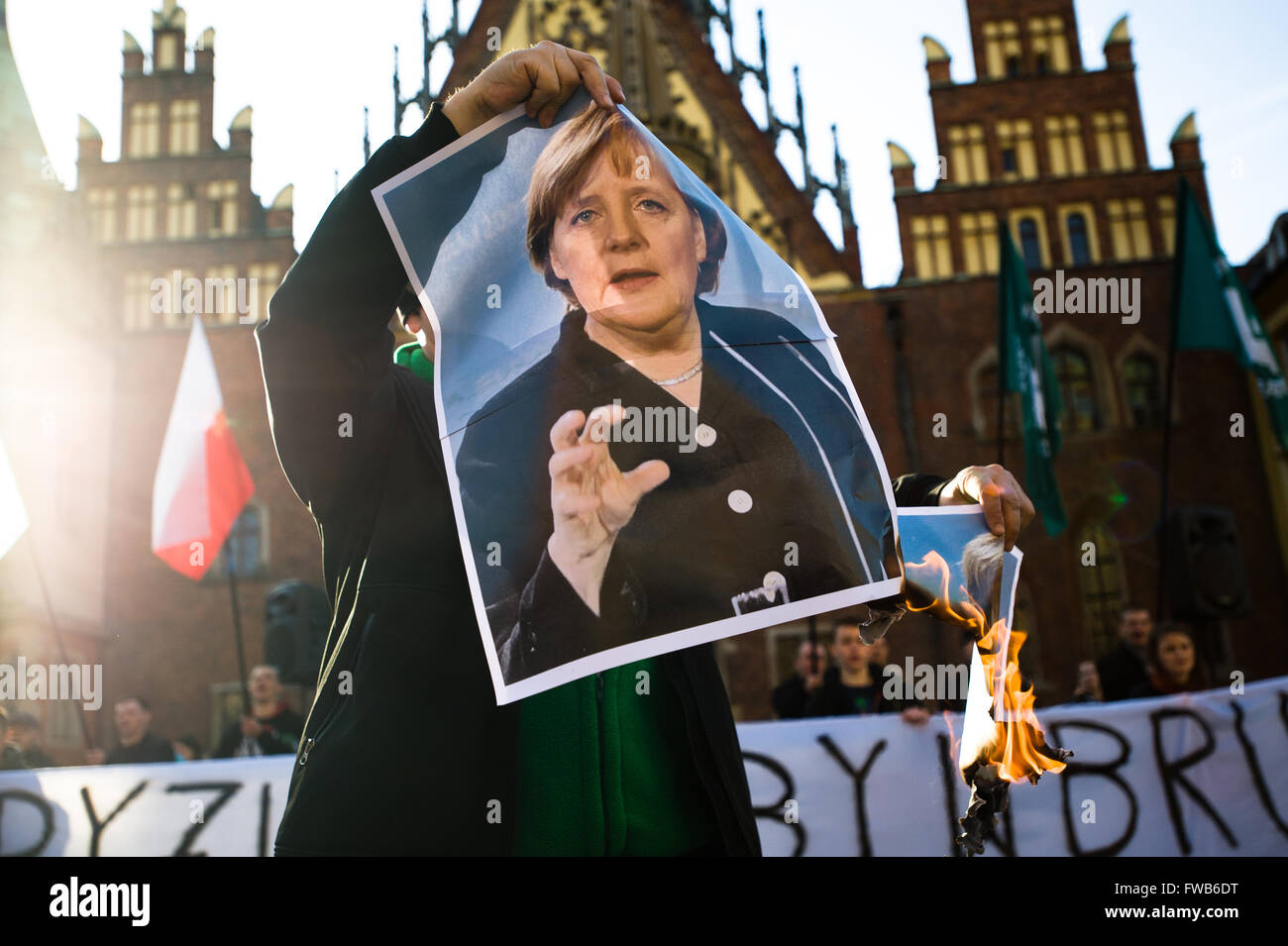 Burns photo d'un manifestant, Angela Merkel, au cours de l immigration et de protestation musulman organisé par Oboz Narodowo-Radykalny (Camp Radical National) à Wroclaw, l'ouest de la Pologne. (Photo par Marcin Rozpedowski/Pacific Press) Banque D'Images