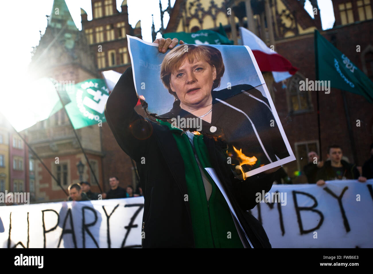 Burns photo d'un manifestant, Angela Merkel, au cours de l immigration et de protestation musulman organisé par Oboz Narodowo-Radykalny (Camp Radical National) à Wroclaw, l'ouest de la Pologne. (Photo par Marcin Rozpedowski/Pacific Press) Banque D'Images