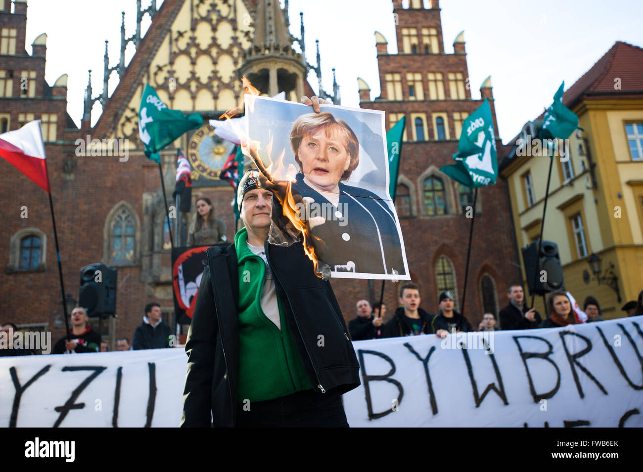 Burns photo d'un manifestant, Angela Merkel, au cours de l immigration et de protestation musulman organisé par Oboz Narodowo-Radykalny (Camp Radical National) à Wroclaw, l'ouest de la Pologne. (Photo par Marcin Rozpedowski/Pacific Press) Banque D'Images