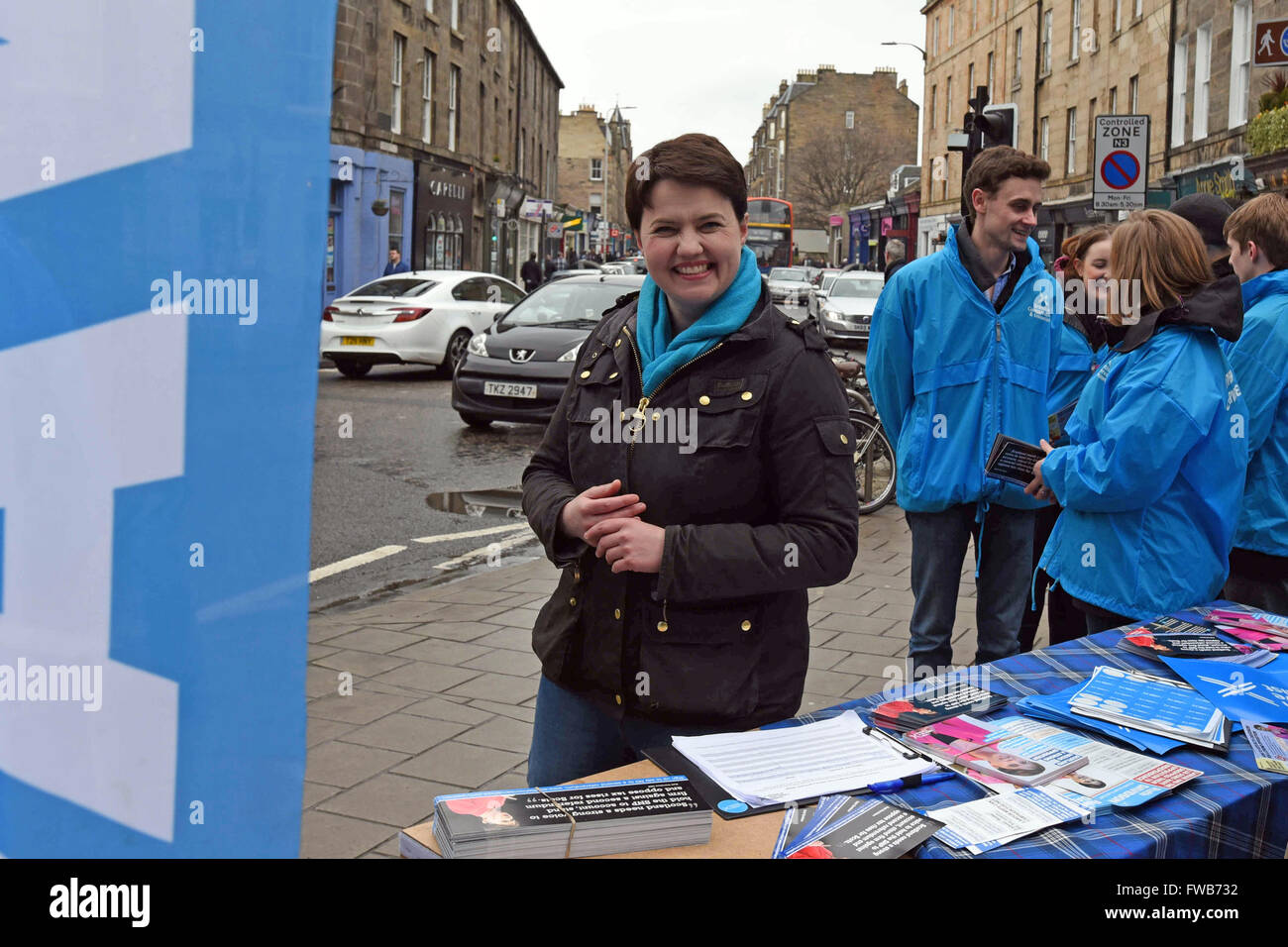 Edinburgh, Ecosse, Royaume-Uni, 03, avril 2016. Le chef conservateur écossais Ruth Davidson (L) et les militants des partis de l'homme un étal de dans la circonscription Centre Édimbourg elle conteste au parlement écossais, les élections doivent avoir lieu le 5 mai, le Crédit : Ken Jack / Alamy Live News Banque D'Images