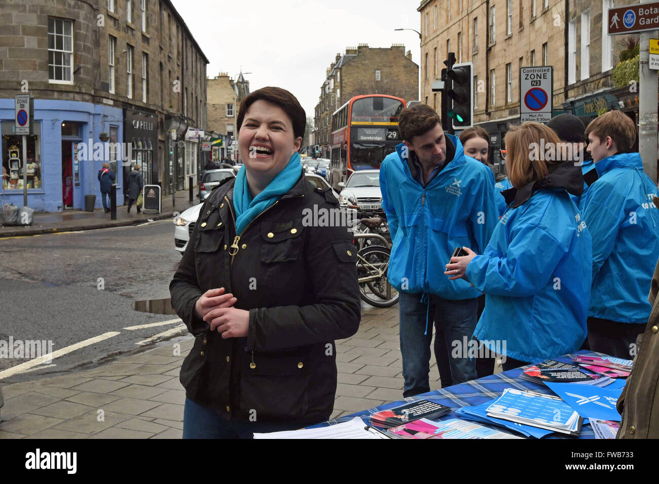 Edinburgh, Ecosse, Royaume-Uni, 03, avril 2016. Le chef conservateur écossais Ruth Davidson (L) et les militants des partis de l'homme un étal de dans la circonscription Centre Édimbourg elle conteste au parlement écossais, les élections doivent avoir lieu le 5 mai, le Crédit : Ken Jack / Alamy Live News Banque D'Images