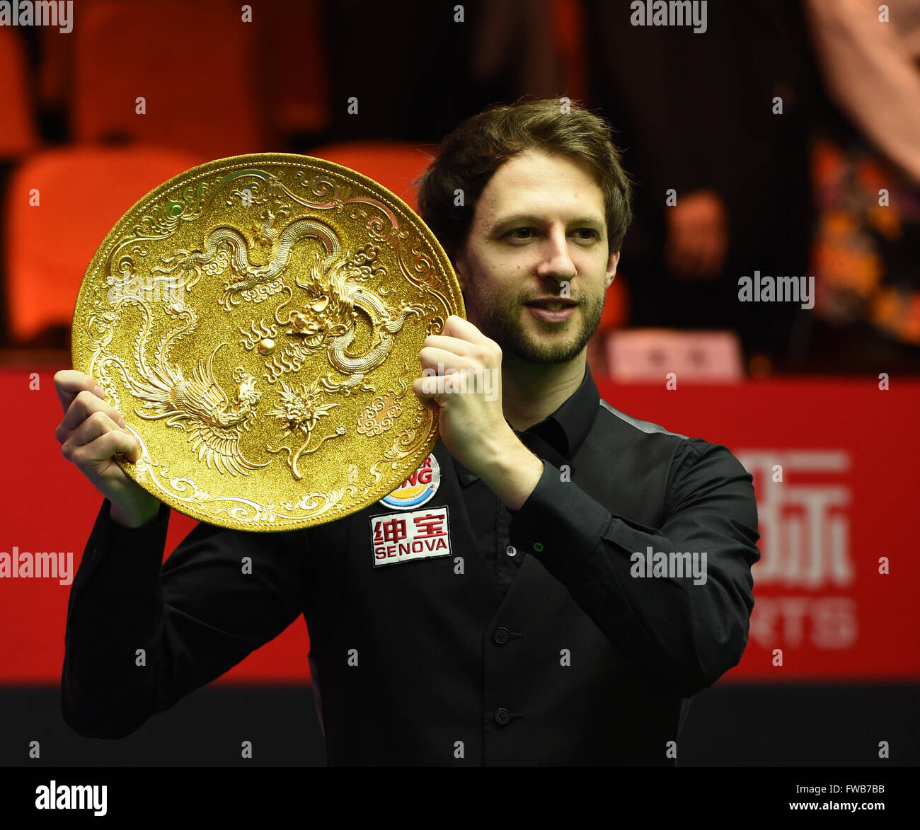 (160403) -- BEIJING, 3 avril 2016 (Xinhua) -- Judd Trump d'Angleterre pose avec son trophée après la finale de l'Open de Chine de Snooker 2016 World tournoi contre son compatriote Ricky Walden à Beijing, capitale de Chine, le 3 avril 2016. Judd Trump a gagné 10-4. (Xinhua/Jia Yuchen) Banque D'Images