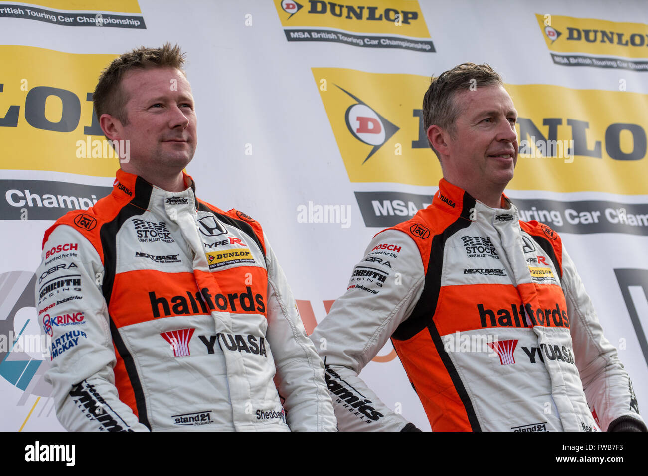 Fawkham, Longfield, UK. 3 avril, 2016. Les pilotes de course Yuasa Halfords Gordon Shedden (L) et Matt Neal (R) au cours de la Dunlop MSA British Touring Car Championship à Brands Hatch circuit Indy (photo de Gergo Toth / Alamy Live News) Banque D'Images