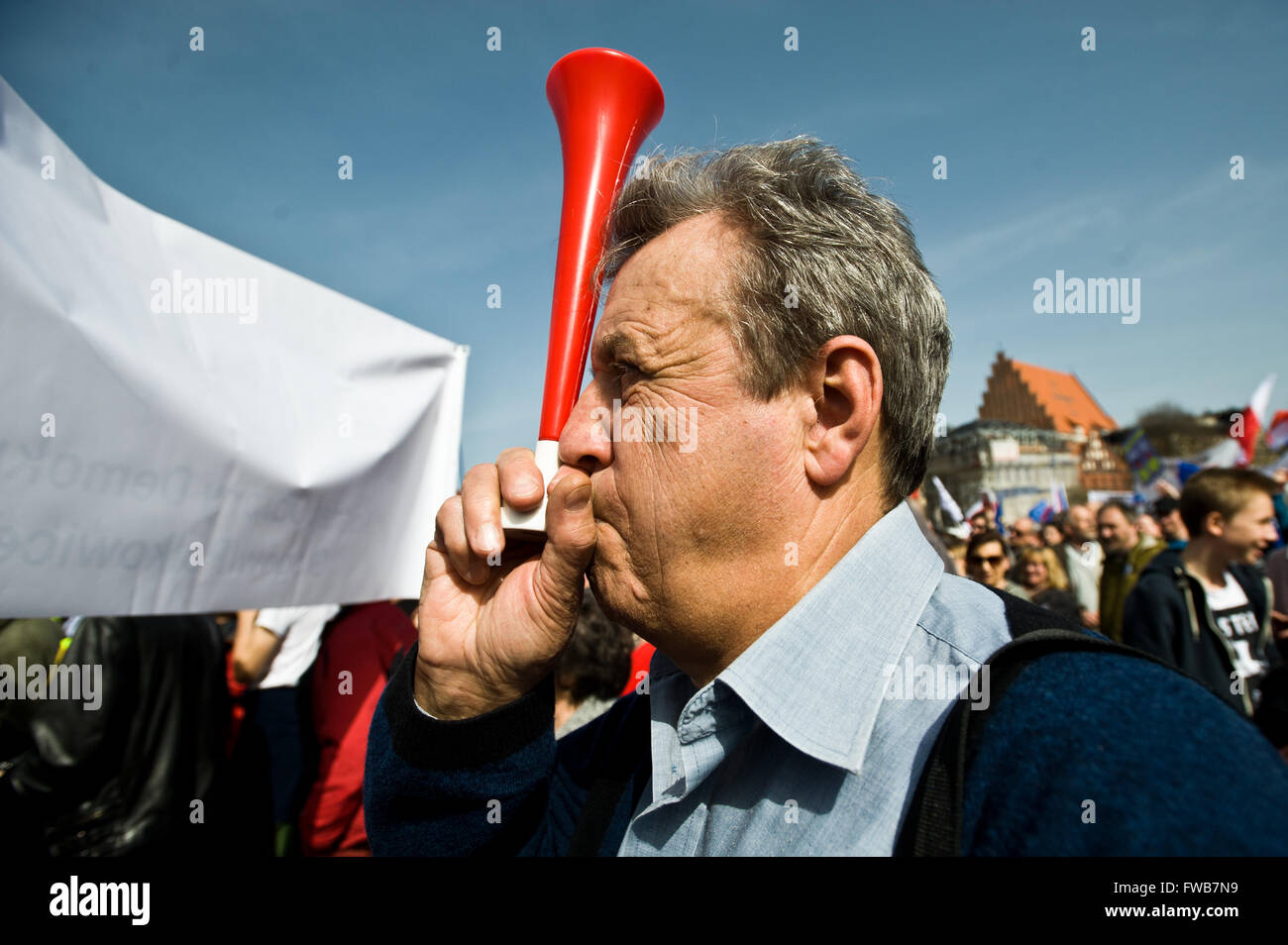 Wroclaw, Pologne. 06Th avr, 2016. Des milliers d'appuyer le Comité pour la défense de la démocratie (KOD) se sont réunis à Wroclaw, l'ouest de la Pologne le 3 avril 2016 pour protester contre le gouvernement polonais. Credit : Marcin Rozpedowski/Alamy Live News Banque D'Images