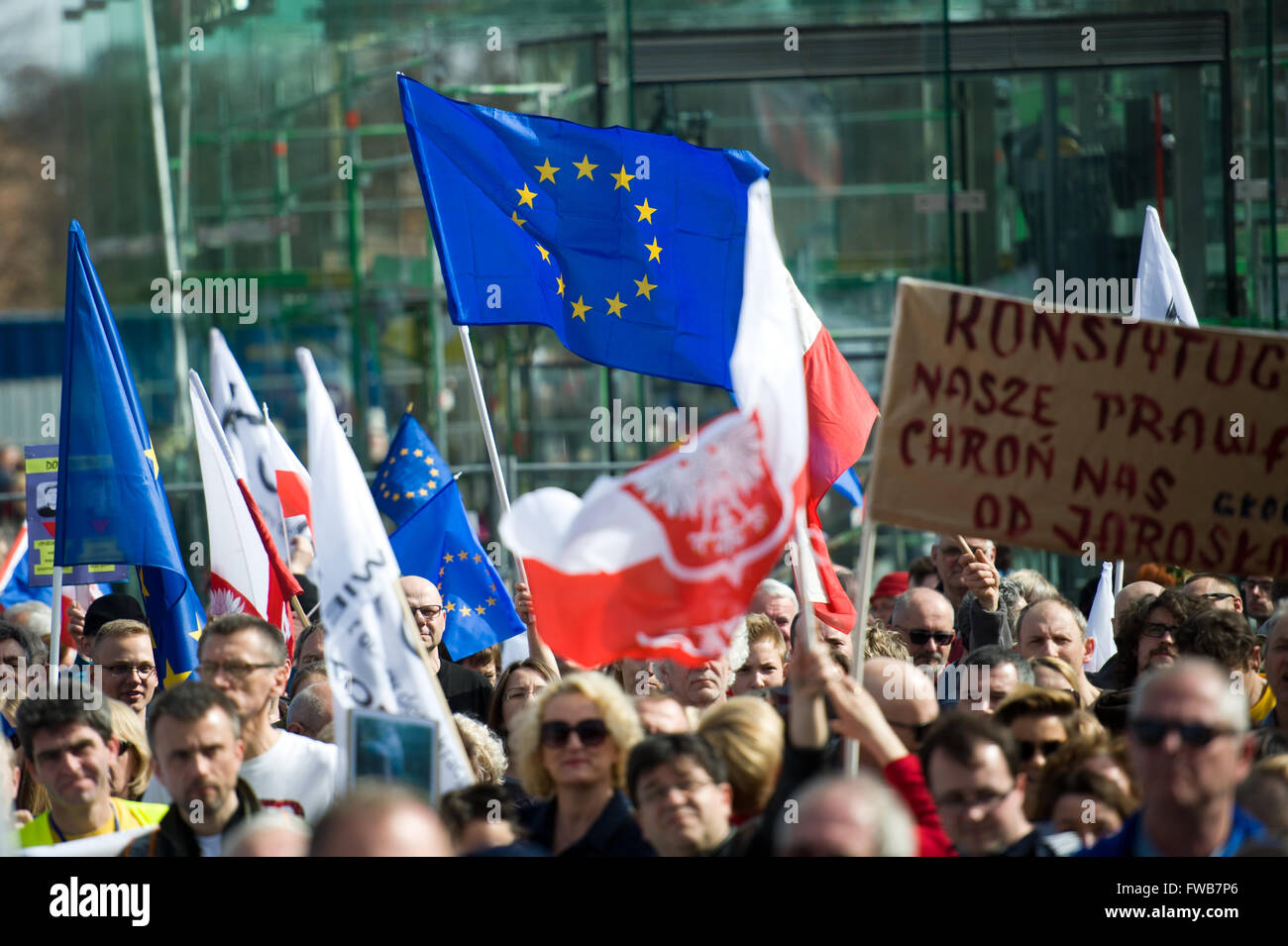 Wroclaw, Pologne. 06Th avr, 2016. Des milliers d'appuyer le Comité pour la défense de la démocratie (KOD) se sont réunis à Wroclaw, l'ouest de la Pologne le 3 avril 2016 pour protester contre le gouvernement polonais. Credit : Marcin Rozpedowski/Alamy Live News Banque D'Images