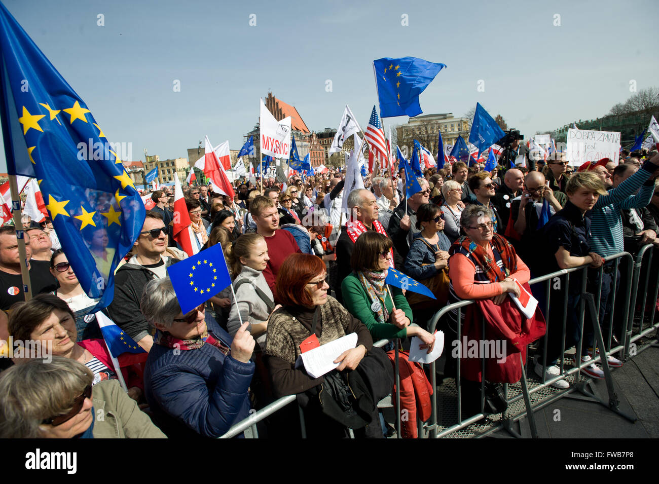 Wroclaw, Pologne. 06Th avr, 2016. Des milliers d'appuyer le Comité pour la défense de la démocratie (KOD) se sont réunis à Wroclaw, l'ouest de la Pologne le 3 avril 2016 pour protester contre le gouvernement polonais. Credit : Marcin Rozpedowski/Alamy Live News Banque D'Images